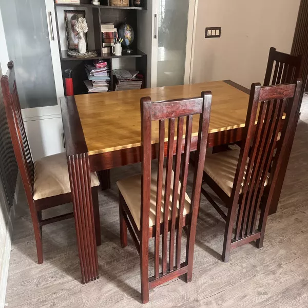 6 Seater Dining Table on rent