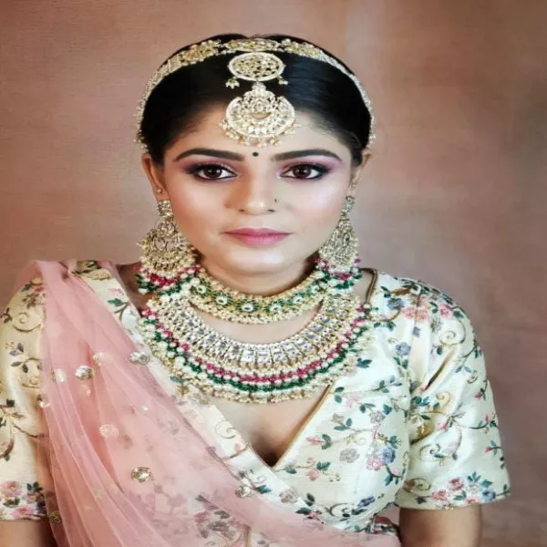 Pearl Green, pink and gold jewellery set on rent